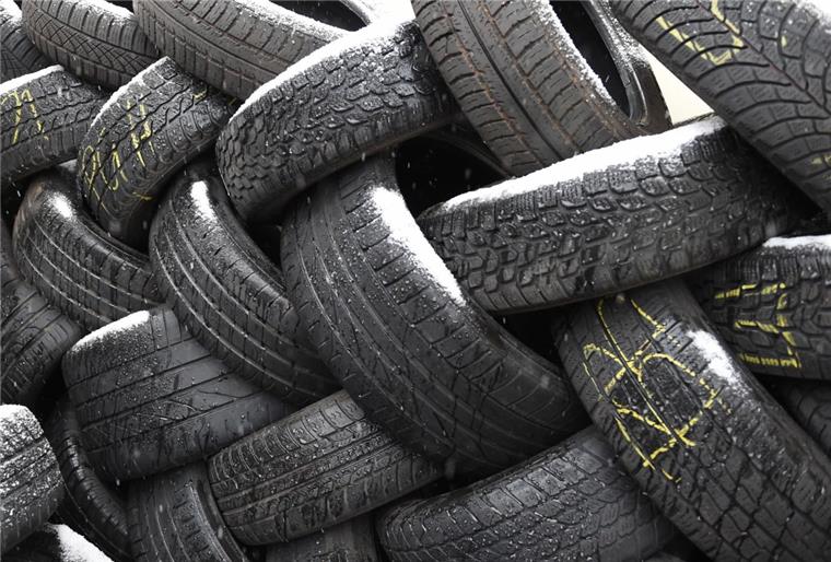 Grünhöfe: 30 alte Autoreifen illegal entsorgt Unbekannte Täter haben in Grünhöfe etwa 30 alte Autoreifen illegal entsorgt.