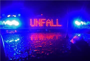 ARCHIV - 19.08.2019, Bayern, Leipheim: Polizei Blaulicht bei Unfallaufnahme. (zu dpa: «Fünf Schwerverletzte nach Autounfall - Mann in Lebensgefahr») Foto: Stefan Puchner/dpa +++ dpa-Bildfunk +++