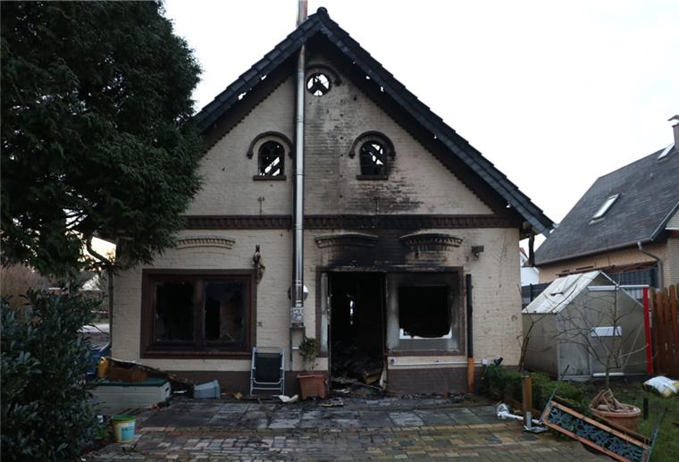 Lunestedt: Immer mehr Spenden nach dem Brand Unbewohnbar: Das Einfamilienhaus in Lunestedt ist ausgebrannt. Die Familie braucht Hilfe.