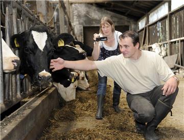 Und ... action! Landwirt Helge Tienken erklärt, welche Arbeiten in einem Stall anfallen. Ehefrau Bianca Tienken hält das auf Video fest