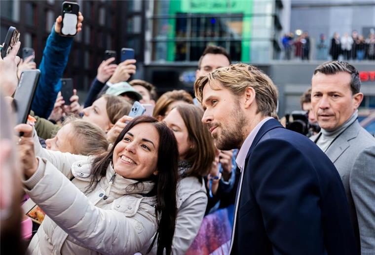 Und auch Ryan Gosling posiert für Selfies mit wartenden Fans.