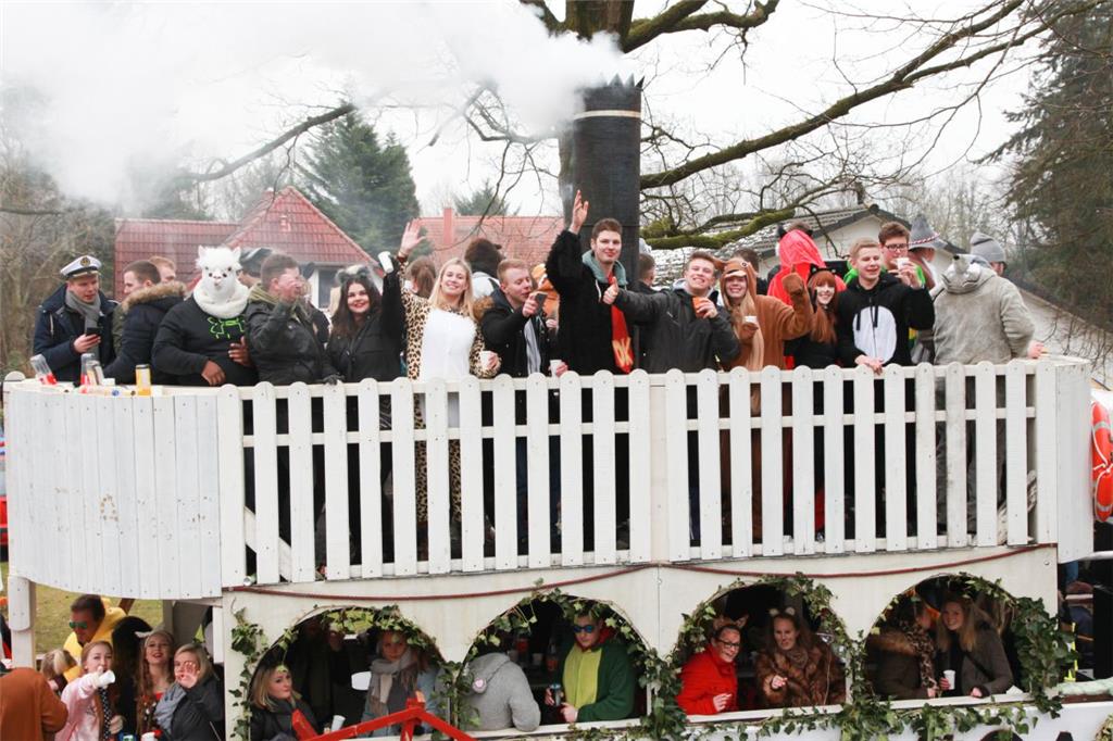 Und die Arche Noah dampft sogar. Karneval in Wehdel 2018. Foto: Kai-Martin Ulric...