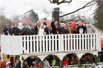 Und die Arche Noah dampft sogar. Karneval in Wehdel 2018. Foto: Kai-Martin Ulric...