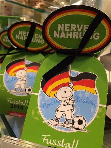 Und Fußball Nervennahrung, wenn das Spiel gerade nicht so gut läuft. (Hussel)
