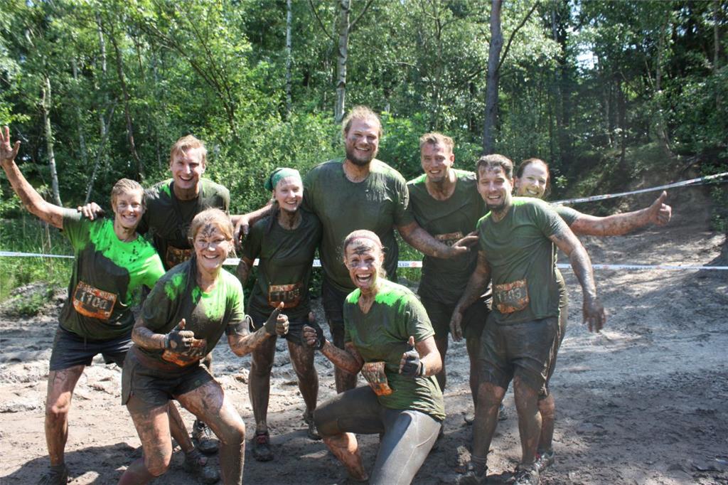 Und hier noch einmal das Team in der Matsch-Version. Die Laune ist immer noch gu...