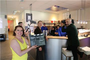 Und Klappe! Schauspielerin Kathrin Busch und das Team bei den Dreharbeiten in einem Hagener Fitnessstudio.  