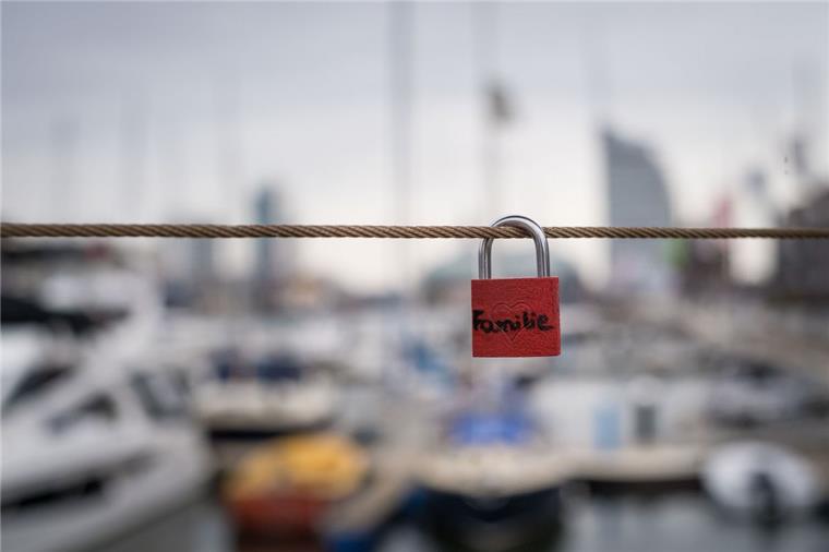 Bremerhaven: Alle Liebesschlösser an der Lloydbrücke entfernt Und plötzlich waren alle weg: Die Liebesschlösser an der Lloydbrücke in Bremerhaven sind aus Versehen alle abgenommen worden. Ein einziges hängt dort wieder.