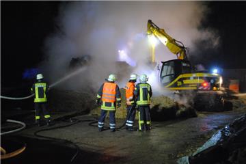 Und schon wieder brennen Strohballen im Landkreis Cuxhaven. Diesmal ist die Feuerwehr in Wanna im Einsatz. 