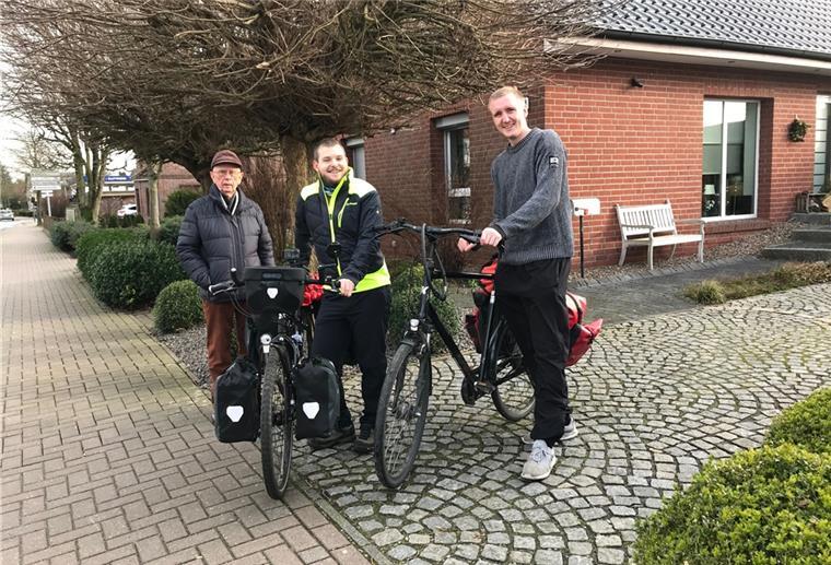 Und tschüss: Alec Kempendorf ist zu einem großen Abenteuer aufgebrochen, zu einer Weltreise mit dem Fahrrad. Begleitet wird er die ersten Tage von seinen Freund Jonas Ising (rechts).