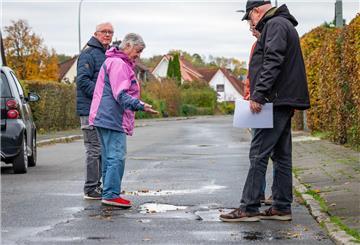 Die alte Siedlungsstraße Auf der Fregatte zieht sich als einzige durchgehende Achse bis zum Neubaugebiet im Hintergrund. Der Vorstand der Siedlergemeinschaft kämpft um ein Beweissicherungsverfahren vorab: Ralf Fiedler, Kurt Bremer, Vera Ahrensfeld und Till Kratz
