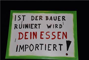 Und wieder sind die Bauern auf der Straße. Sie protestieren vor den Zentrallagern der großen Lebensmittelketten gegen deren Preispolitik.