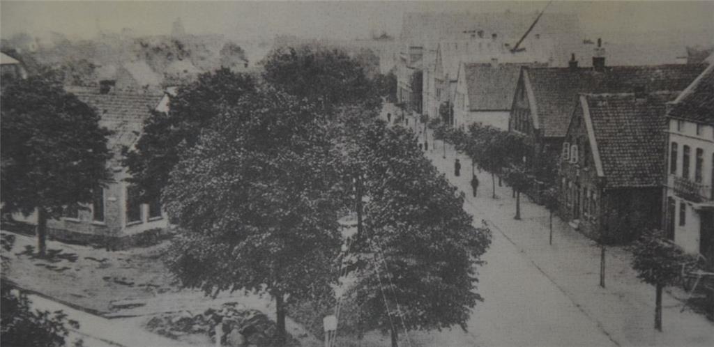 Undatiertes Foto von der Wserstraße an  derEcke Lindenallee.  Foto: Sammlung Heu...