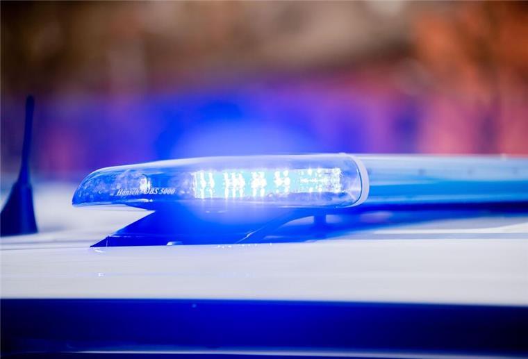 Das Blaulicht eines Polizeifahrzeuges leuchtet.