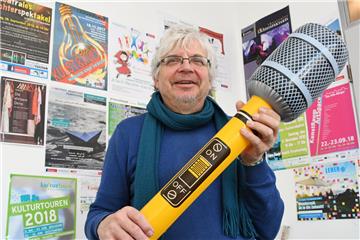 Unermüdlich hat Jochen Hertrampf 25 Jahre lang mit Kulturveranstaltungen die Stadtteile belebt und dabei immer wieder selbst zum Mikrofon gegriffen. Seit wenigen Tagen ist er offiziell im Ruhestand.  