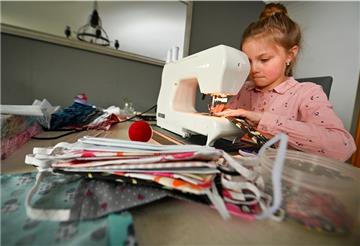 Unermüdlicher Einsatz: Die zehnjährige Lilly näht Schutzmasken.