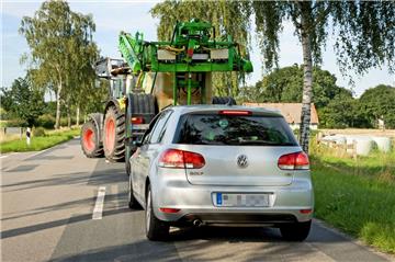 Unfälle mit Traktor und Co. sind auf deutschen Straßen zwar relativ selten – allerdings sind diese Unfälle häufig besonders schwer. 