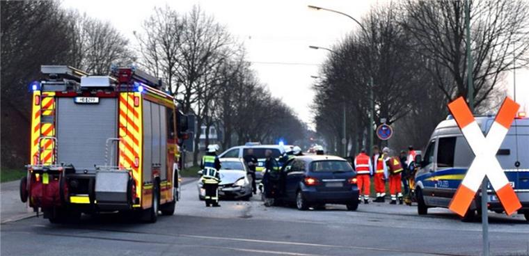 Drei Verletzte nach Frontalzusammenstoß im Fischereihafen Unfall am Dienstagmorgen im Fischereihafen.