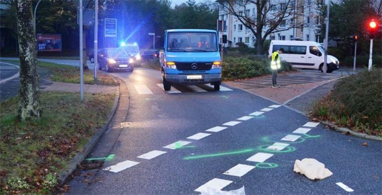 Bremerhaven: Junge (13) wird auf Zebrastreifen von Laster erfasst und schwer am Kopf verletzt Unfall auf dem Zebrastreifen in Geestemünde.