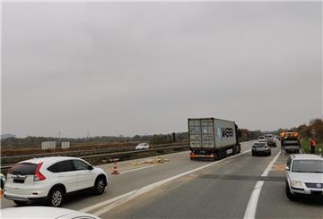Unfall auf der A27 in Höhe Bremerhaven-Zentrum. Auto, Laster