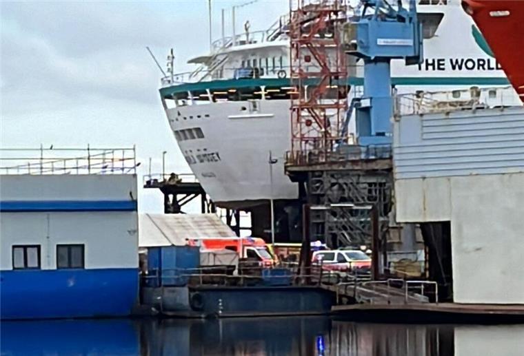 Schreck auf der Bredo-Werft: Arbeiter stürzt ab Unfall auf der Bredo-Werft: Die Höhenrettung der Feuerwehr ist im Einsatz.
