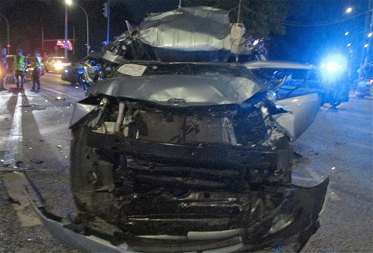 Unfall auf der Cherbourger Straße: Das Auto wurde arg zerbeult.