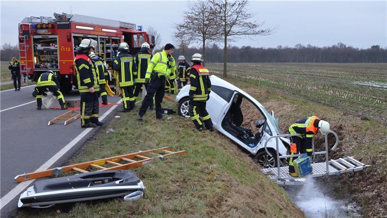 Unfall auf der K 102 in Bremervörde: Die Beifahrerin in diesem Opel Corsa wurde so schwer verletzt, dass sie knapp zwei Stunden später starb. Auch das Kind der im achten Monat schwangeren Frau konnte nicht mehr gerettet werden.