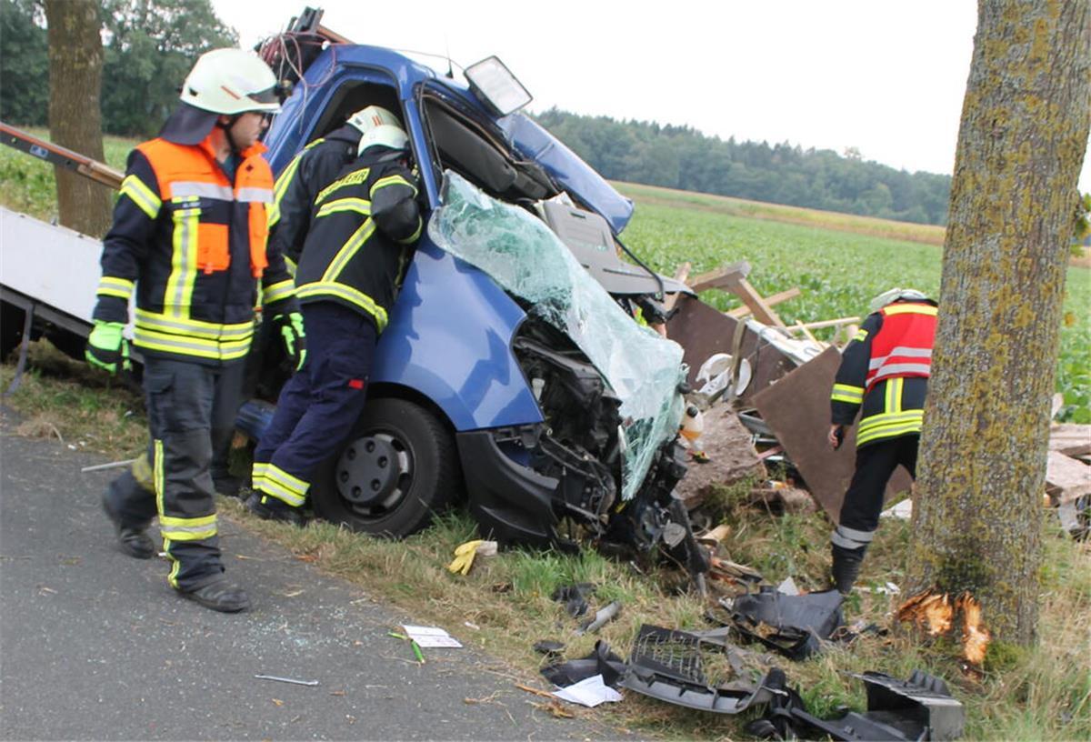 Frontalcrash: Schwer verletzter Fahrer mit Rettungshubschrauber abtransportiert Unfall Auto Baum Feuerwehr