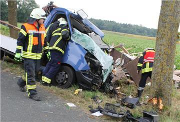 Unfall Auto Baum Feuerwehr