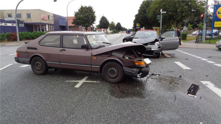 Zusammenstoß mitten auf der Langener Landstraße Unfall auf der Langener Landstraße: Zwei Autos sind auf der Kreuzung Twischlehe zusammengestoßen.