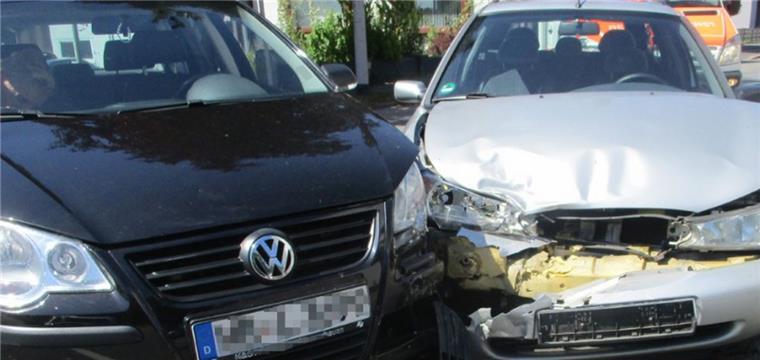 Unfall in Wulsdorf: Junge Frau (18) übersieht beim Abbiegen einen Ford Unfall auf der Weserstraße in Bremerhaven-Wulsdorf.