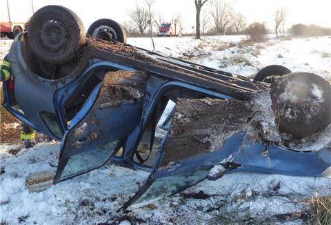 Unfall bei Lintig: Dieses Auto ist auf dem Dach gelandet.