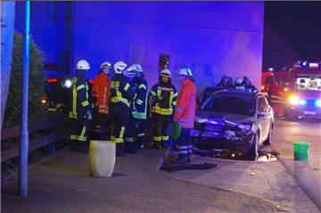 Unfall in Bederkesa: Die Freiwillige Feuerwehr kümmerte sich erst um die verletzten Insassen, anschließend um die ausgelaufenen Betriebsstoffe. 