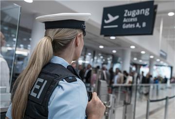 Eine Polizistin am Flughafen