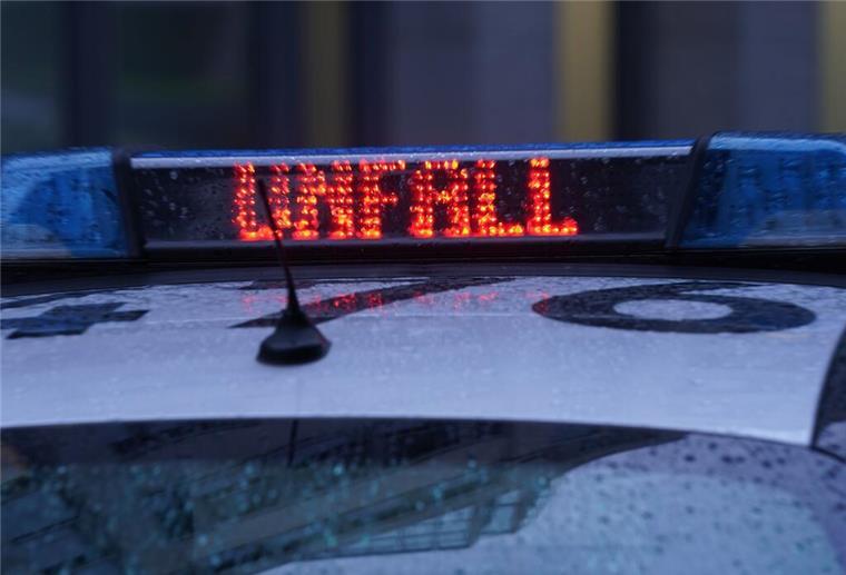 Mutter und Kind (3) bei Verkehrsunfall schwer verletzt Verkehrsunfall in Hannover-Bult: Eine Mutter und ihr Kind wurden beim Überqueren der Straße von einem Transporter erfasst. Das Bild zeigt einen Polizeiwagen mit dem Warnhinweis Unfall.