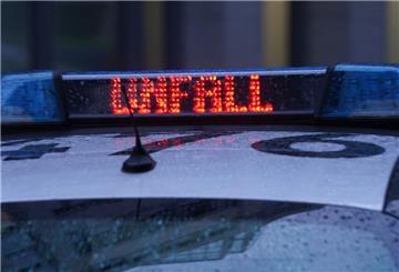 Verkehrsunfall in Hannover-Bult: Eine Mutter und ihr Kind wurden beim Überqueren der Straße von einem Transporter erfasst. Das Bild zeigt einen Polizeiwagen mit dem Warnhinweis Unfall.