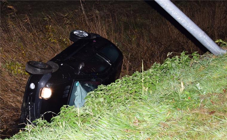 Unfall in Nordenham: An der Kreuzung Atenser Allee/B212 wurde ein Auto in den Graben geschleudert.