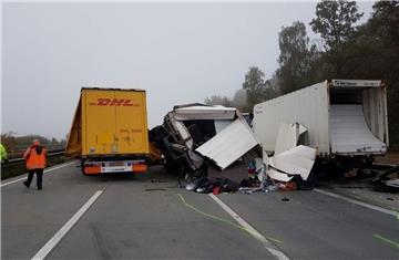 Unfall mit drei Lastern auf der A1 bei Bremen.