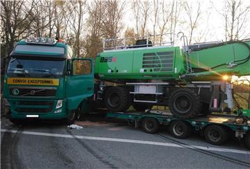 Unfall mit Schwertransporter auf der A27.