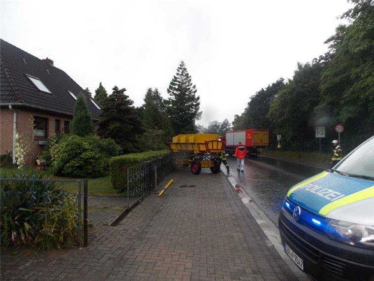Wattwagen-Tour fällt aus: Pferde rutschen aus und verletzen sich Unfall mit Wattwagen in Cuxhaven.