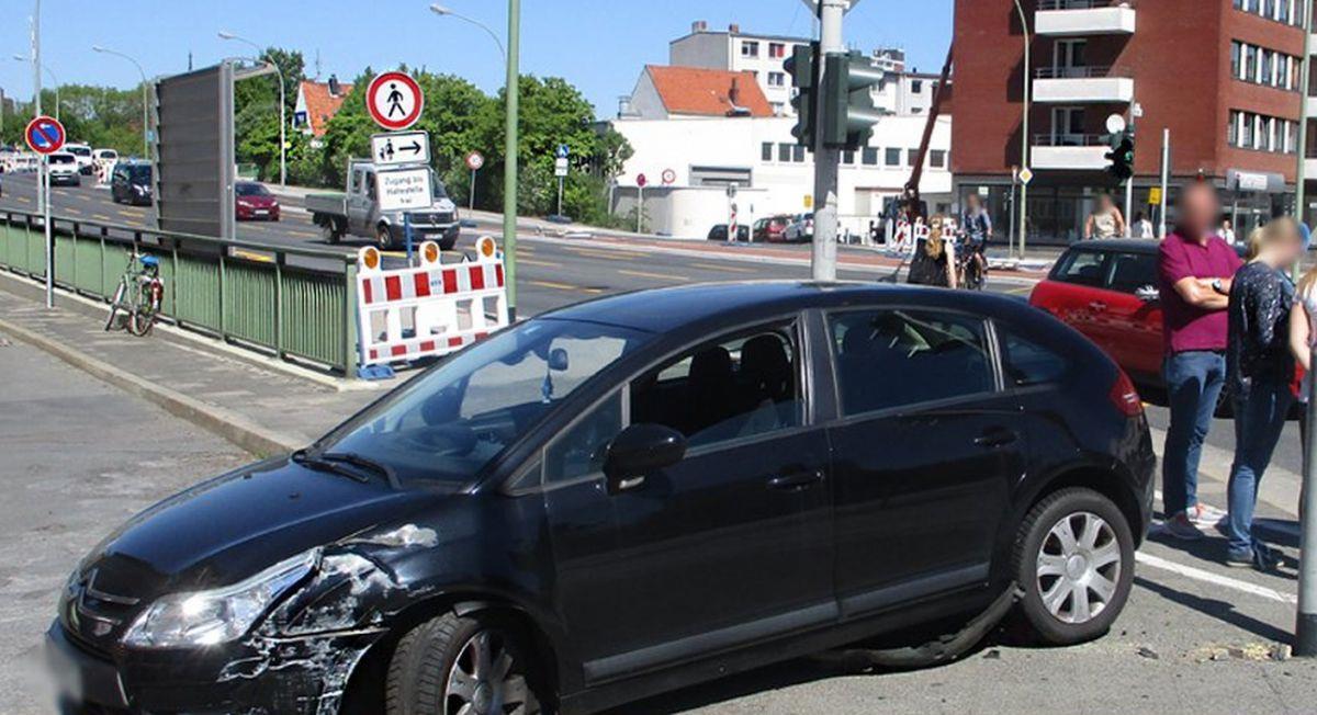 Unfall vor der Kennedybrücke in Bremerhaven.