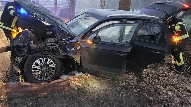 Mit 2,0 Promille im Nebel unterwegs – 20-Jähriger prallt frontal gegen Baum Unfallfahrzeug