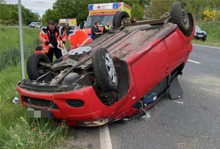 Unfall mit Kindern: Toyota überschlägt sich im Kreis Stade Unfallfahrzeug auf der K30