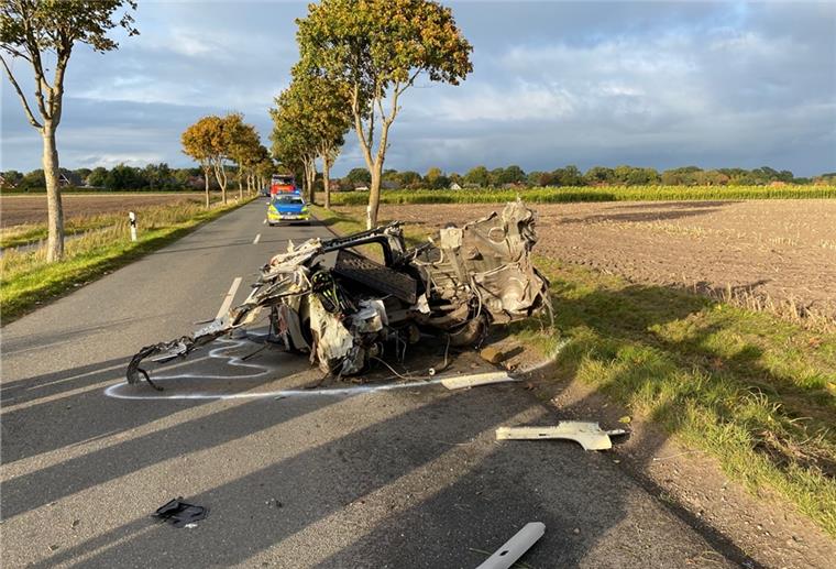 Unfall bei Buchholz: Auto zerreißt in vier Teile Unfallstelle auf der K 113 zwischen und Buchholz und Quelkhorn: Der Wagen des 21-Jährigen wurde komplett zerstört.