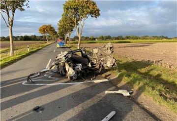 Unfallstelle auf der K 113 zwischen und Buchholz und Quelkhorn: Der Wagen des 21-Jährigen wurde komplett zerstört.