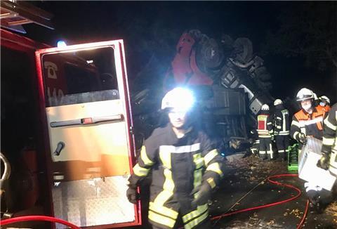 Die ganze Nacht hindurch arbeiteten EInsatzkräfte an der Rettung der beiden Beteiligten und der Bergung der Fahrzeuge.