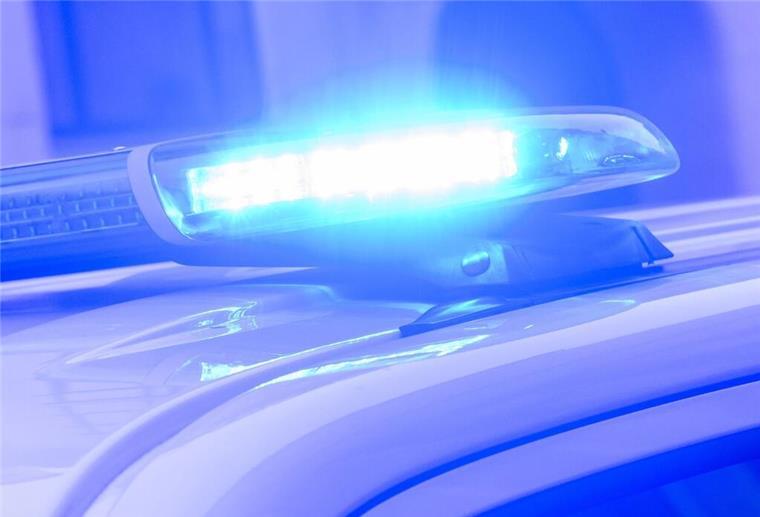 Ein Blaulicht leuchtet auf einem Einsatzfahrzeug der Polizei.