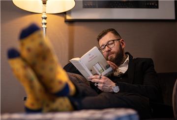 Ungewöhnliche Zimmer, ungewöhnlicher Blickwinkel: Wenn die Situation es erfordert, dann krabbelt die Fotografin unter den Tisch, um nicht nur die Socken des Modells aufs Bild zu bekommen.