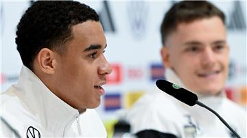 Ungewohntes Terrain: Jamal Musiala (links) und Florian Wirtz wirken bei der DFB-Pressekonferenz eher unbeholfen.