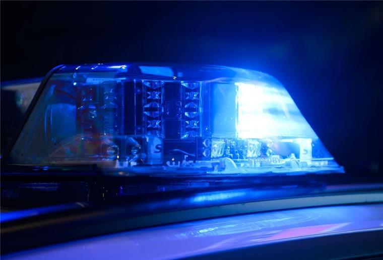 Ein Blaulicht leuchtet auf einem Einsatzfahrzeuge der Polizei.