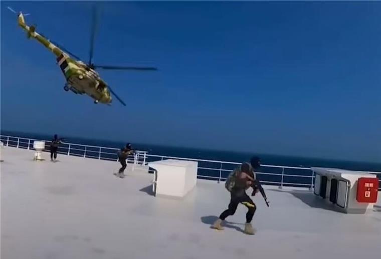 Unglaubliche Bilder vom Deck der entführten „Galaxy Leader“: Die Kidnapper aus dem Jemen zeigen sich beim Entern des Schiffs